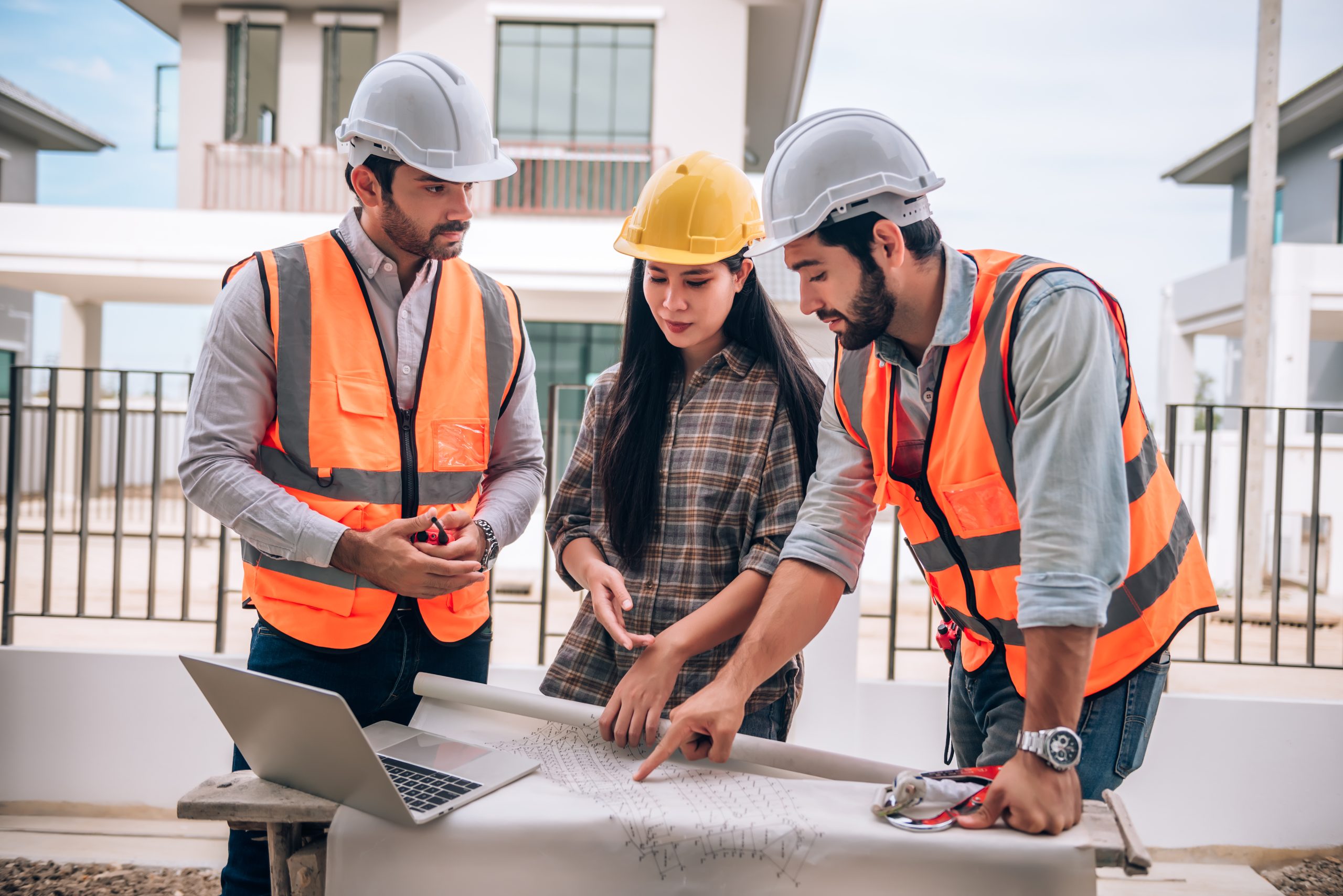 ingeniero civil trabajador de la construccion y arquitectos que usan cascos y chalecos de seguridad estan trabajando juntos en el sitio de construccion (1)